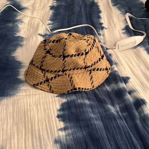 Anine Bing bucket hat in camel plaid - Picture 7 of 7